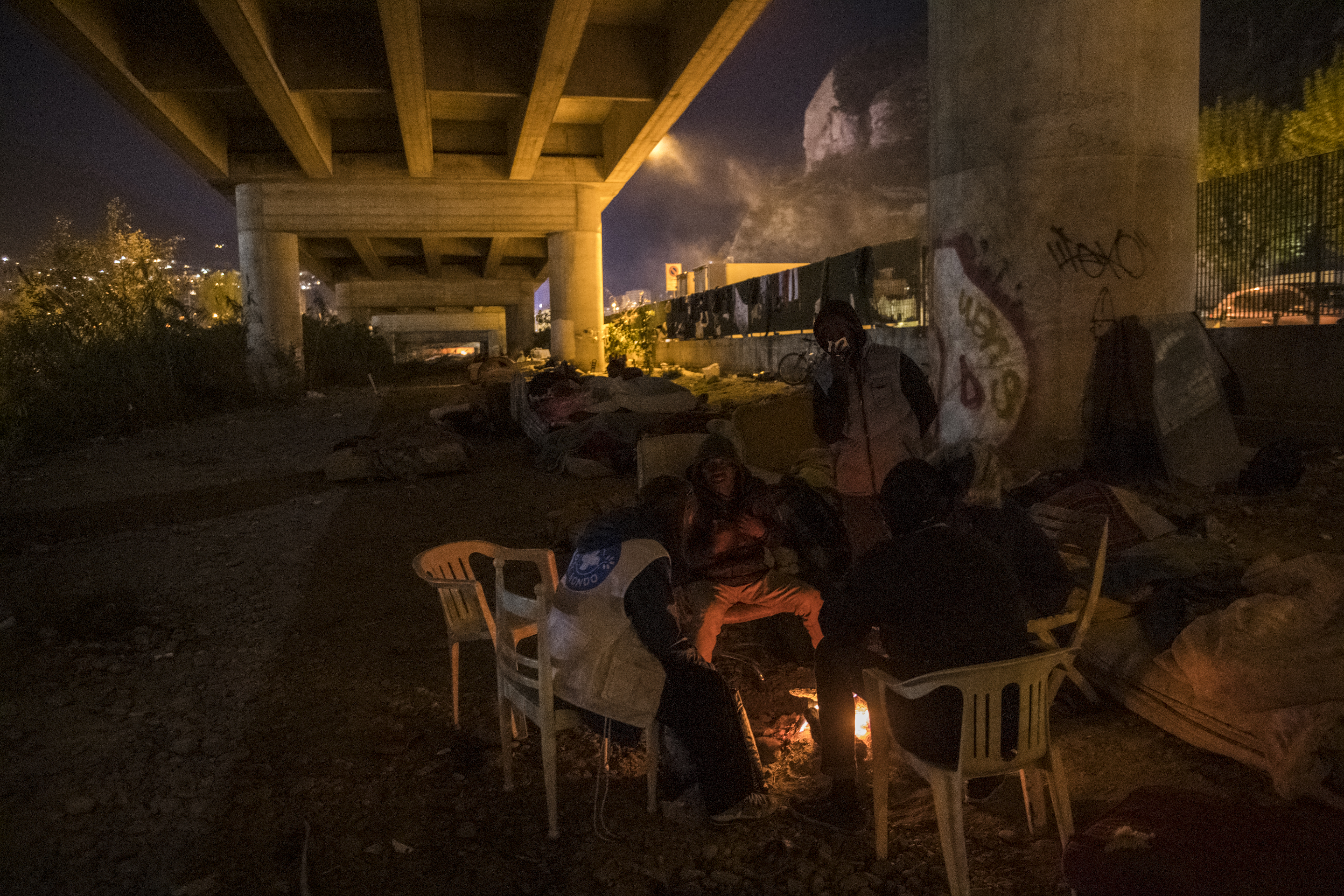 Giulia Berberi, médico en Ventimiglia, se reúne con pacientes de la ciudad fronteriza italiana para prestar asistencia médica a las personas migrantes en tránsito hacia Francia. © Michele Lapini