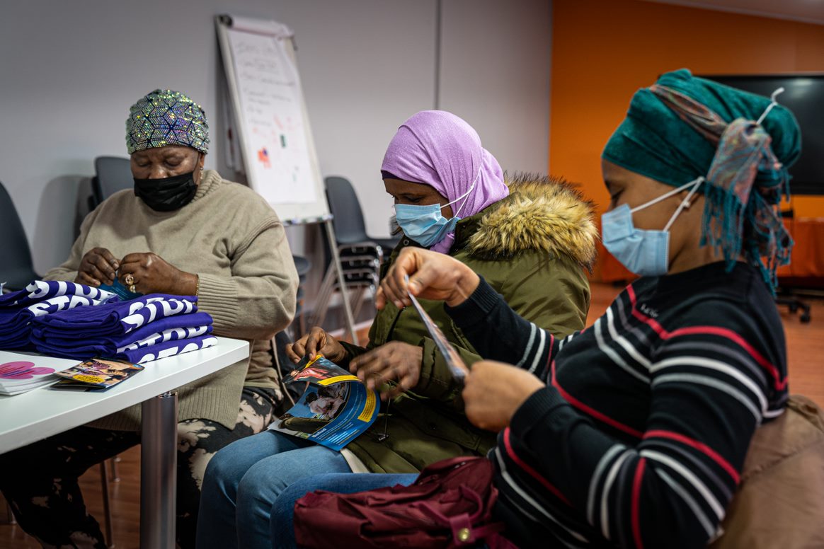 Mujeres activistas del proyecto de prevención de la mutilación genital femenina, preparando los materiales para el acto en calle del día 6 de febrero